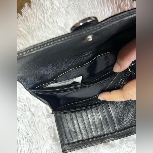 Danier genuine leather wallet - Picture 4 of 8